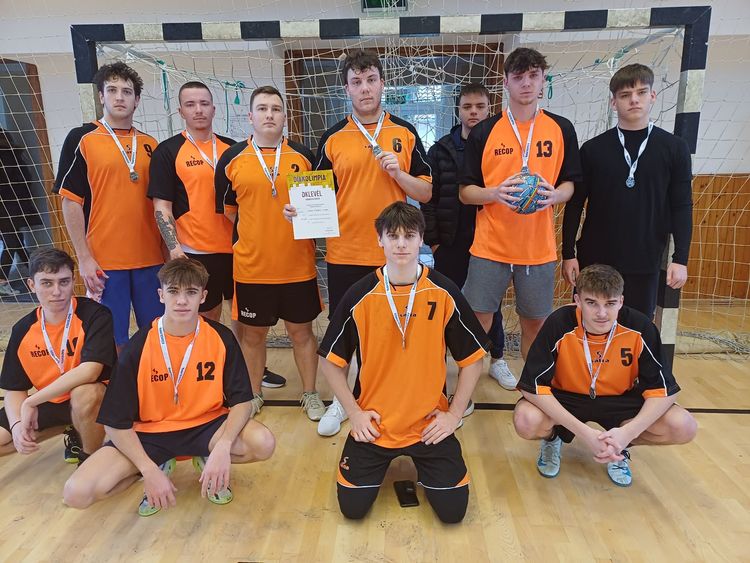 Diákolimpiai megyei döntőn a II. helyezést érte el iskolánk amatőr kézilabda csapata. 