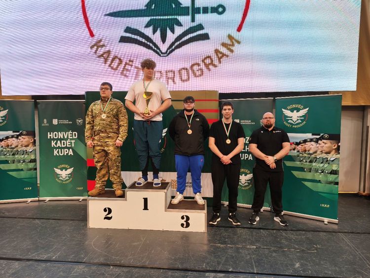 KINIZSI KÖZELHARC KUPA