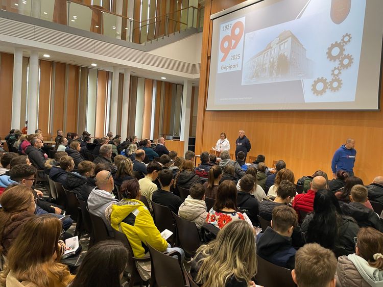 Régi fogaskerekek, mindig új fiatalok Nyílt nap a generációk iskolájában, a Gépipariban