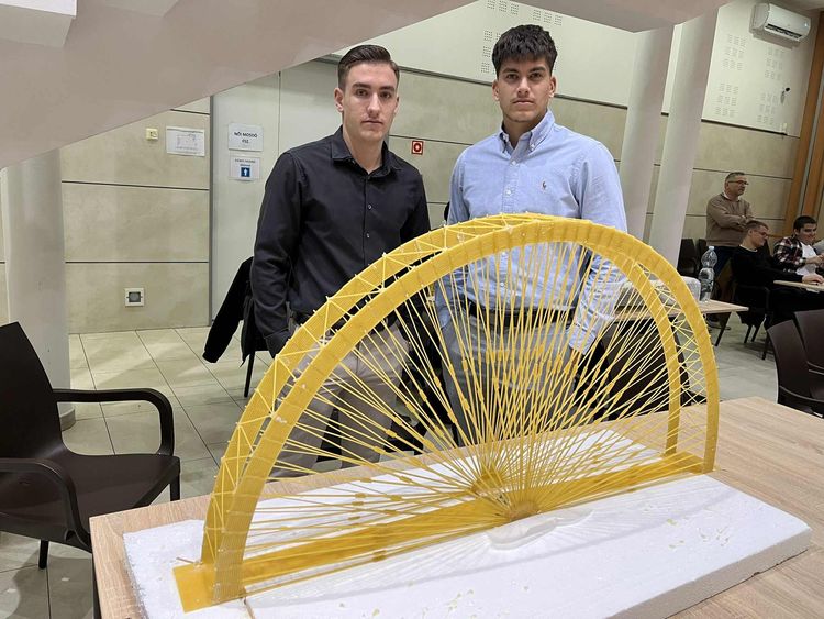 👏🏼🥈👍🏼 Iskolánk csapata kiemelkedő eredményt ért el a 4. Tésztahíd Építő Versenyen...